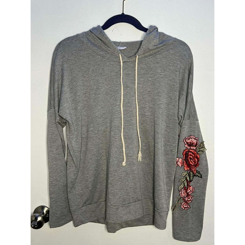 Free Kisses Womens Hoodie Medium Gray Floral Embroidered Sleeve Lightweight Pull
